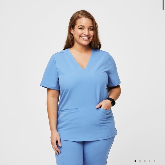Women’s Figs Casma Three-Pocket Scrub Top - Picture 2 of 6